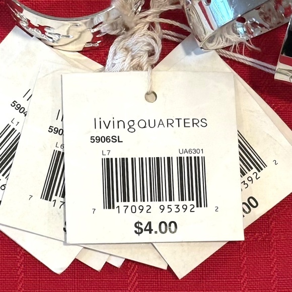 17 Piece Linen Set (Retail $103) - 1 Tablecloth, 8 Napkins, &  8 Rings - Picture 10 of 11